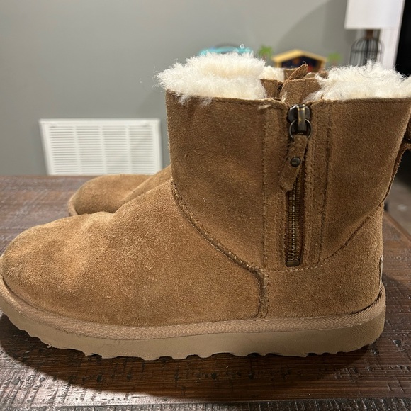 UGG Mini Boots. Size Women’s 7. Camel Color - Picture 4 of 7